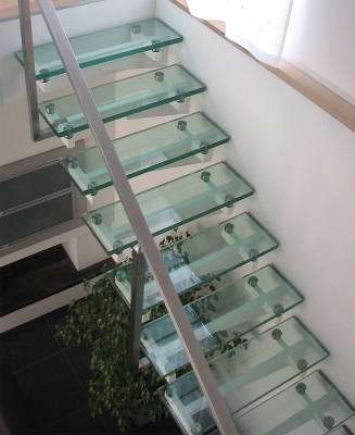 Trappe med glastrin samt matslebet stålgelænder til 1 sal