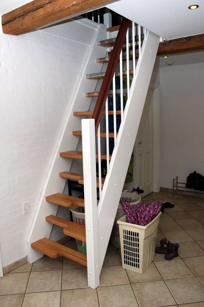 Pladsbesparende lige trappe med sambatrin