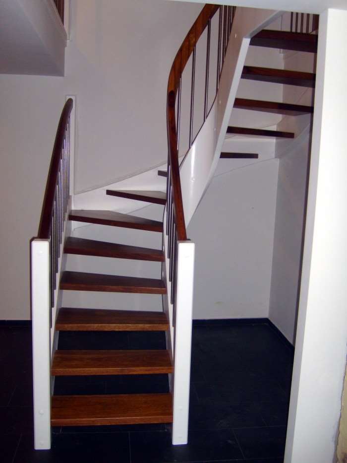 Opgang til indendørs trappe produceret i lakeret mahogni med stål- og trægelænder
