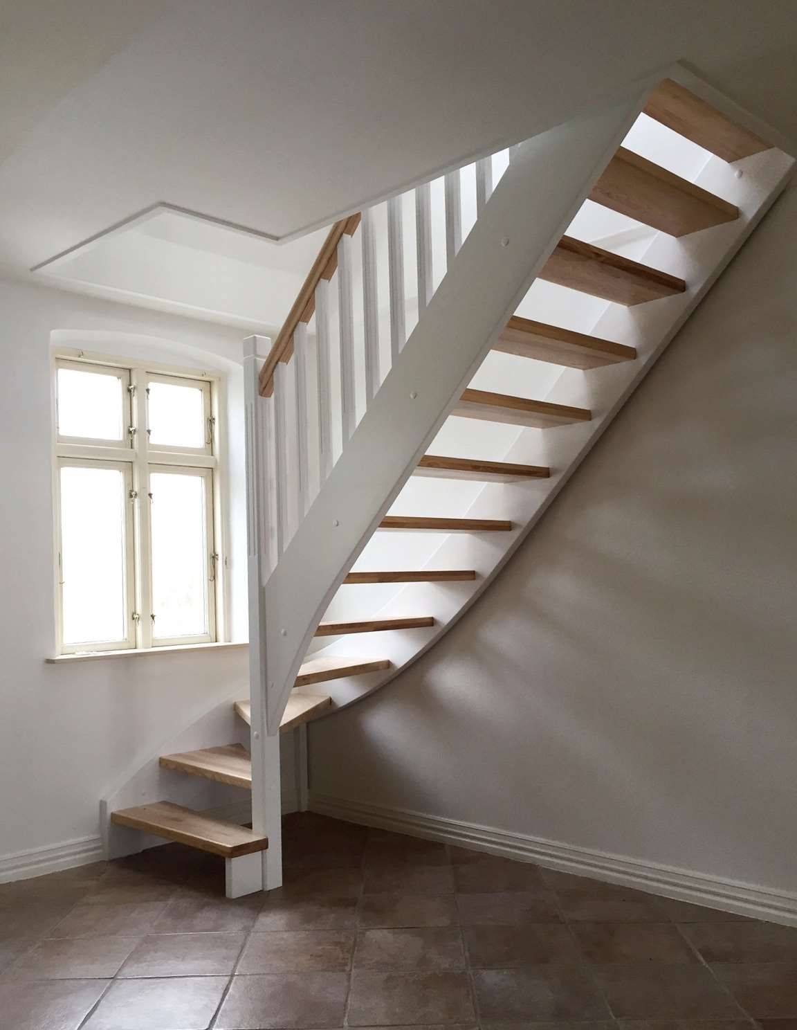 Moderne trappe med enkelt gelænder til loft