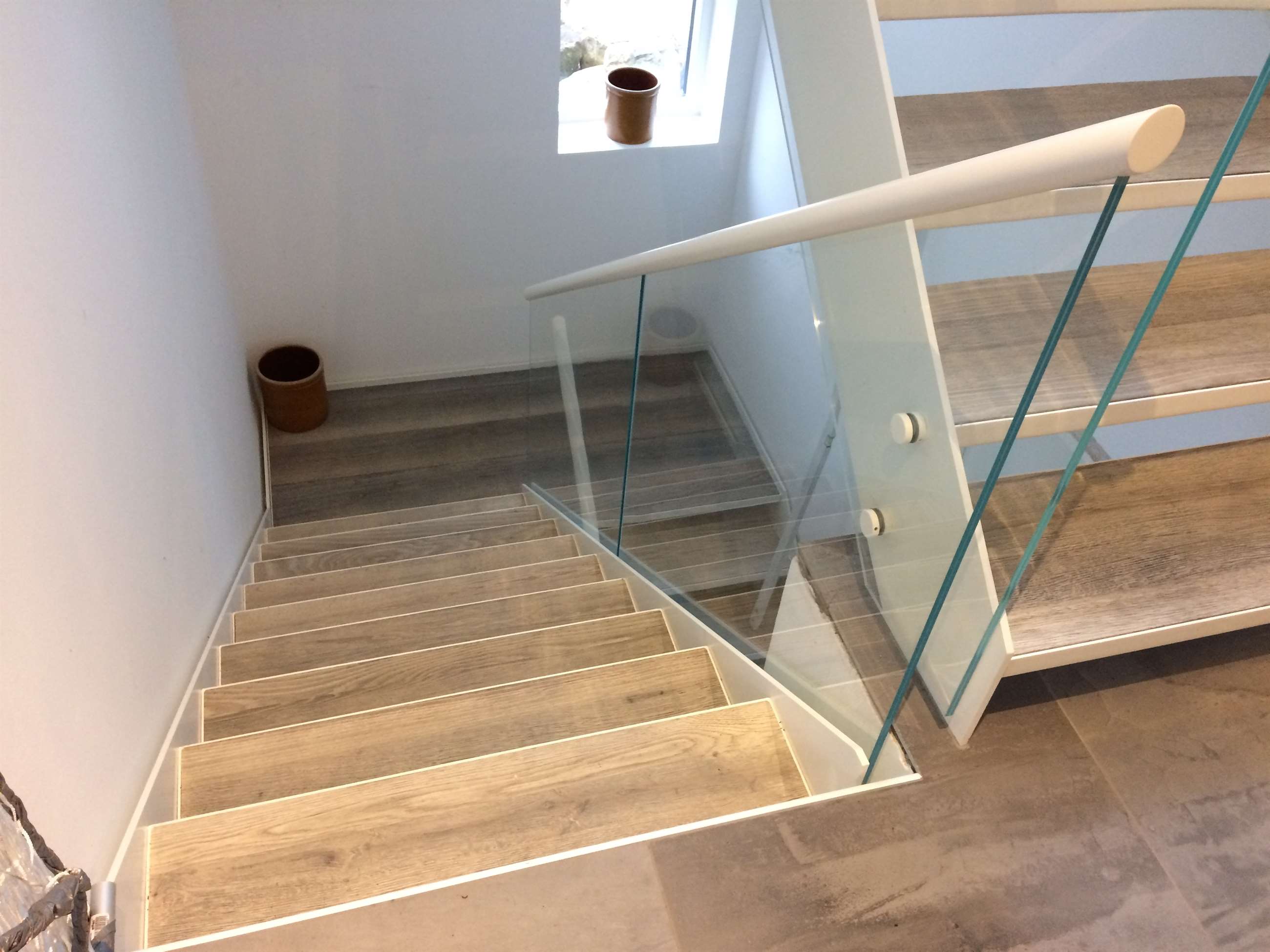 Moderne trappe med stål og glasgelænder