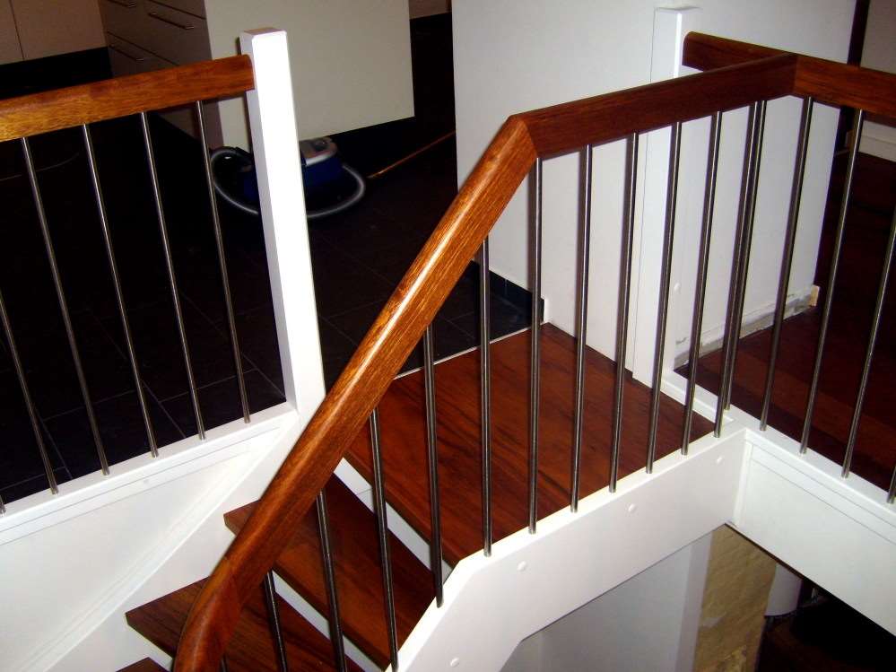Repos øverst på en trappe og trappegelænder på begge sider